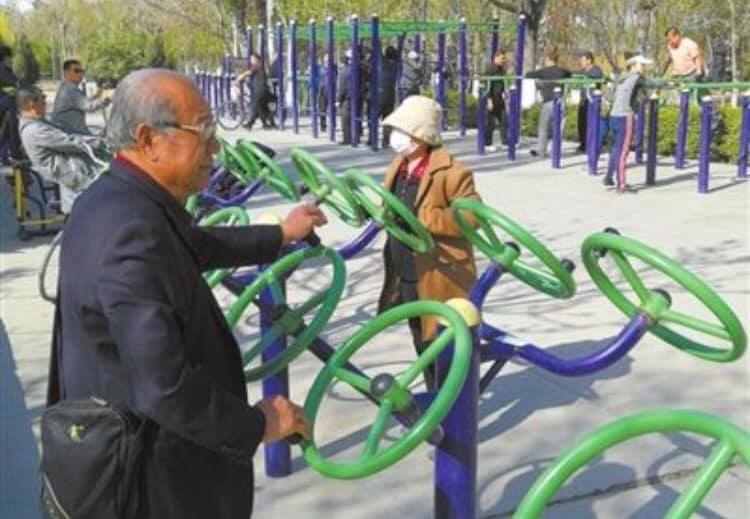 中国の公園に備え付けの健康遊具(器具?)について